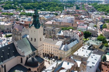 Lviv, Ukrayna - Ukrayna 'nın başkenti Lviv' deki belediye binasından şehir manzarası. Lviv, Dünya Mirası Bölgesi - L 'viv - Tarih Merkezi Topluluğu.