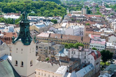 Lviv, Ukrayna - Ukrayna 'nın başkenti Lviv' deki belediye binasından şehir manzarası. Lviv, Dünya Mirası Bölgesi - L 'viv - Tarih Merkezi Topluluğu.