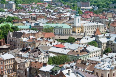 Lviv, Ukrayna - Ukrayna 'nın başkenti Lviv' deki belediye binasından şehir manzarası. Lviv, Dünya Mirası Bölgesi - L 'viv - Tarih Merkezi Topluluğu.