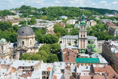 Lviv, Ukrayna - Ukrayna 'nın başkenti Lviv' deki belediye binasından şehir manzarası. Lviv, Dünya Mirası Bölgesi - L 'viv - Tarih Merkezi Topluluğu.