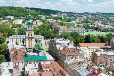 Lviv, Ukrayna - Ukrayna 'nın başkenti Lviv' deki belediye binasından şehir manzarası. Lviv, Dünya Mirası Bölgesi - L 'viv - Tarih Merkezi Topluluğu.