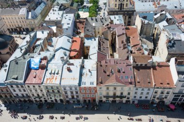 Lviv, Ukrayna - Ukrayna 'nın başkenti Lviv' deki belediye binasından şehir manzarası. Lviv, Dünya Mirası Bölgesi - L 'viv - Tarih Merkezi Topluluğu.