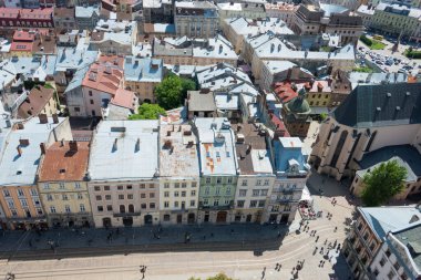 Lviv, Ukrayna - Ukrayna 'nın başkenti Lviv' deki belediye binasından şehir manzarası. Lviv, Dünya Mirası Bölgesi - L 'viv - Tarih Merkezi Topluluğu.