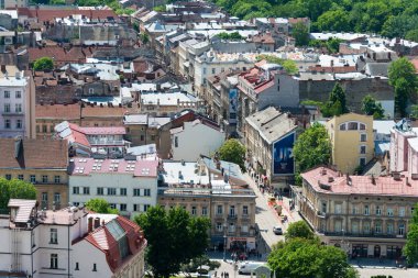 Lviv, Ukrayna - Ukrayna 'nın başkenti Lviv' deki belediye binasından şehir manzarası. Lviv, Dünya Mirası Bölgesi - L 'viv - Tarih Merkezi Topluluğu.