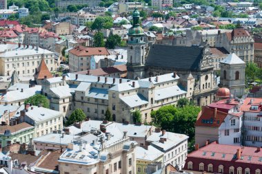 Lviv, Ukrayna - Ukrayna 'nın başkenti Lviv' deki belediye binasından şehir manzarası. Lviv, Dünya Mirası Bölgesi - L 'viv - Tarih Merkezi Topluluğu.