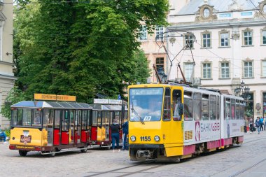 Lviv, Ukrayna - Ukrayna, Lviv 'deki Old City' de elektronik tramvay. Lviv, Dünya Mirası Bölgesi - L 'viv - Tarih Merkezi Topluluğu.