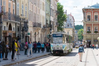 Lviv, Ukrayna - Ukrayna, Lviv 'deki Old City' de elektronik tramvay. Lviv, Dünya Mirası Bölgesi - L 'viv - Tarih Merkezi Topluluğu.