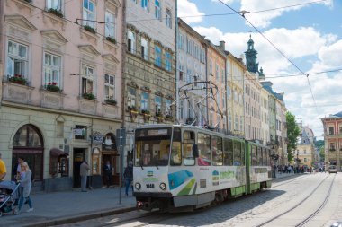 Lviv, Ukrayna - Ukrayna, Lviv 'deki Old City' de elektronik tramvay. Lviv, Dünya Mirası Bölgesi - L 'viv - Tarih Merkezi Topluluğu.