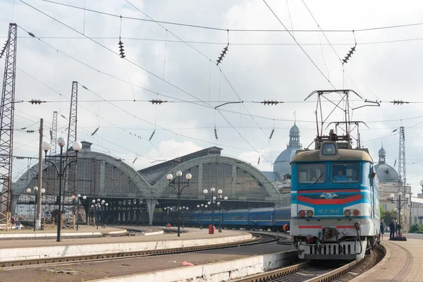 ウクライナのリヴィウ ウクライナのリヴィウ駅にあるChs2電子機関車 ウクライナ鉄道は23000Km以上の1520Mm軌間鉄道網を有している — ストック写真