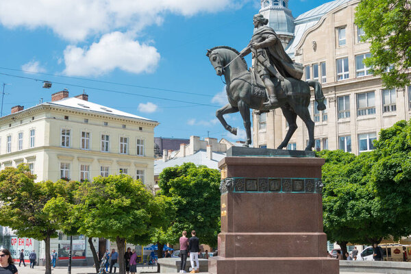 Львов, Украина - Памятник Королю Данилу (AD1201-1264) во Львове, Украина. Он был царем Руси, князя Галицкого, Перемышля и Владимира.