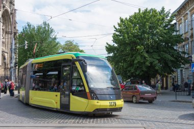Lviv, Ukrayna - Lviv, Ukrayna 'daki Eski Şehir Lviv' de elektronik tramvay.