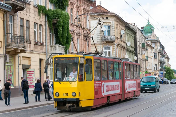 Lviv, Ukrayna - Lviv, Ukrayna 'daki Eski Şehir Lviv' de eski tramvay.