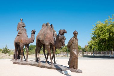 Semerkant, Özbekistan - Özbekistan, Semerkant 'taki Afrasiab Müzesi önünde bir karavan grubunun heykelleri.