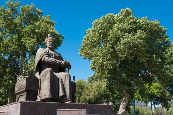 Semerkand, Özbekistan - Semerkand, Özbekistan 'da Amir Timur' un heykeli. Amir Timur (1370 - 1405) Timurid İmparatorluğu 'nun kurucusu..