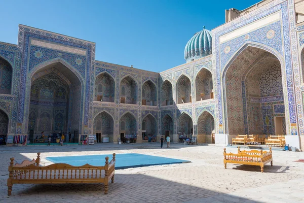 Semerkant, Özbekistan - Semerkant, Özbekistan 'daki Registan' da Sher-Dor Madrasa. Semerkand 'ın bir parçasıdır - Kültür Kavşağı Dünya Mirası Alanı.