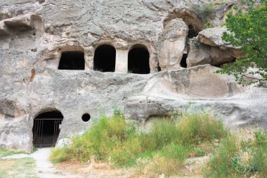 Vardzia, Gürcistan - Vardzia Mağara Manastırı kompleksi ve antik şehir. Vardzia, Samtskhe-Javakheti, Gürcistan 'da ünlü bir tarihi mekan..