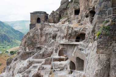 Vardzia, Gürcistan - Vardzia Mağara Manastırı kompleksi ve antik şehir. Vardzia, Samtskhe-Javakheti, Gürcistan 'da ünlü bir tarihi mekan..