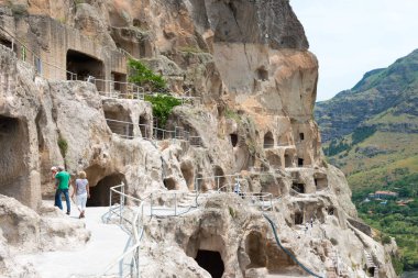 Vardzia, Gürcistan - Vardzia Mağara Manastırı kompleksi ve antik şehir. Vardzia, Samtskhe-Javakheti, Gürcistan 'da ünlü bir tarihi mekan..