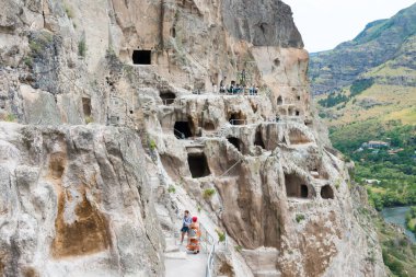 Vardzia, Gürcistan - Vardzia Mağara Manastırı kompleksi ve antik şehir. Vardzia, Samtskhe-Javakheti, Gürcistan 'da ünlü bir tarihi mekan..