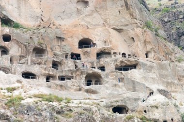 Vardzia, Gürcistan - Vardzia Mağara Manastırı kompleksi ve antik şehir. Vardzia, Samtskhe-Javakheti, Gürcistan 'da ünlü bir tarihi mekan..
