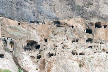 Vardzia, Gürcistan - Vardzia Mağara Manastırı kompleksi ve antik şehir. Vardzia, Samtskhe-Javakheti, Gürcistan 'da ünlü bir tarihi mekan..