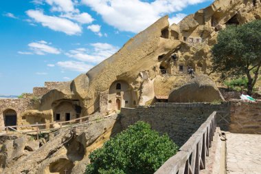 Kakheti, Gürcistan - David Gareja manastır kompleksindeki kaya mağaraları. Gürcistan 'ın Kakheti şehrinde ünlü bir tarihi yer..