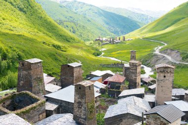 Ushguli, Gürcistan - Gürcistan 'ın Samegrelo-Zemo Svaneti kentindeki Ushguli köyünde Svan Kuleleri. Burası UNESCO Dünya Mirasları Alanının bir parçası - Yukarı Svaneti.
