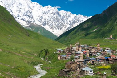 Ushguli, Gürcistan - Gürcistan 'ın Samegrelo-Zemo Svaneti kentindeki Ushguli köyünde Svan Kuleleri. Burası UNESCO Dünya Mirasları Alanının bir parçası - Yukarı Svaneti.