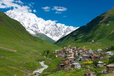 Ushguli, Gürcistan - Gürcistan 'ın Samegrelo-Zemo Svaneti kentindeki Ushguli köyünde Svan Kuleleri. Burası UNESCO Dünya Mirasları Alanının bir parçası - Yukarı Svaneti.