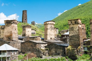 Ushguli, Gürcistan - Gürcistan 'ın Samegrelo-Zemo Svaneti kentindeki Ushguli köyünde Svan Kuleleri. Burası UNESCO Dünya Mirasları Alanının bir parçası - Yukarı Svaneti.
