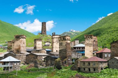 Ushguli, Gürcistan - Gürcistan 'ın Samegrelo-Zemo Svaneti kentindeki Ushguli köyünde Svan Kuleleri. Burası UNESCO Dünya Mirasları Alanının bir parçası - Yukarı Svaneti.