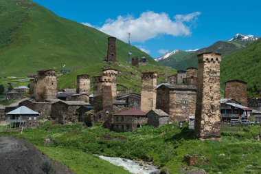 Ushguli, Gürcistan - Gürcistan 'ın Samegrelo-Zemo Svaneti kentindeki Ushguli köyünde Svan Kuleleri. Burası UNESCO Dünya Mirasları Alanının bir parçası - Yukarı Svaneti.