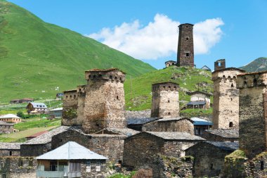 Ushguli, Gürcistan - Gürcistan 'ın Samegrelo-Zemo Svaneti kentindeki Ushguli köyünde Svan Kuleleri. Burası UNESCO Dünya Mirasları Alanının bir parçası - Yukarı Svaneti.