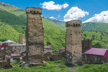 Ushguli, Gürcistan - Gürcistan 'ın Samegrelo-Zemo Svaneti kentindeki Ushguli köyünde Svan Kuleleri. Burası UNESCO Dünya Mirasları Alanının bir parçası - Yukarı Svaneti.