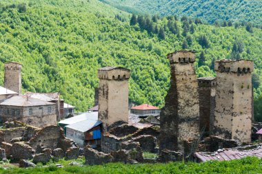 Ushguli, Gürcistan - Gürcistan 'ın Samegrelo-Zemo Svaneti kentindeki Ushguli köyünde Svan Kuleleri. Burası UNESCO Dünya Mirasları Alanının bir parçası - Yukarı Svaneti.