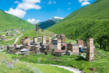 Ushguli, Gürcistan - Gürcistan 'ın Samegrelo-Zemo Svaneti kentindeki Ushguli köyünde Svan Kuleleri. Burası UNESCO Dünya Mirasları Alanının bir parçası - Yukarı Svaneti.