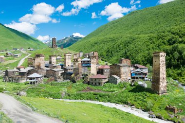 Ushguli, Gürcistan - Gürcistan 'ın Samegrelo-Zemo Svaneti kentindeki Ushguli köyünde Svan Kuleleri. Burası UNESCO Dünya Mirasları Alanının bir parçası - Yukarı Svaneti.
