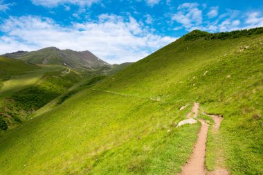 Kazbegi, Gürcistan - Gergeti Trinity Kilisesi 'nden Gergeti Buzulu' na kadar bir dağ yolunda. Kazbegi, Mtskheta-Mtianeti, Georgia 'da ünlü bir manzara..