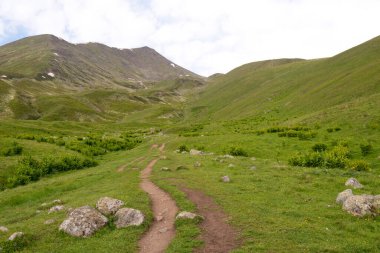 Kazbegi, Gürcistan - Gergeti Trinity Kilisesi 'nden Gergeti Buzulu' na kadar bir dağ yolunda. Kazbegi, Mtskheta-Mtianeti, Georgia 'da ünlü bir manzara..