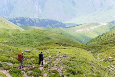 Kazbegi, Gürcistan - Gergeti Trinity Kilisesi 'nden Gergeti Buzulu' na kadar bir dağ yolunda. Kazbegi, Mtskheta-Mtianeti, Georgia 'da ünlü bir manzara..