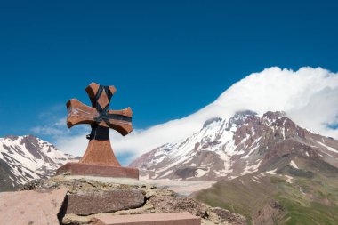 Kazbegi, Gürcistan - Kazbek Dağı 'ndan Ortodoks haçı (5047 metre). Kazbegi, Mtskheta-Mtianeti, Georgia 'da ünlü bir manzara..
