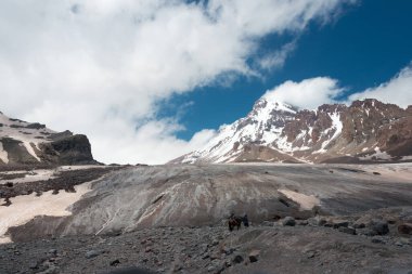 Kazbegi, Gürcistan - Gergeti Buzulu 'nda Kazbek Dağı (5047 metre). Kazbegi, Mtskheta-Mtianeti, Georgia 'da ünlü bir manzara..