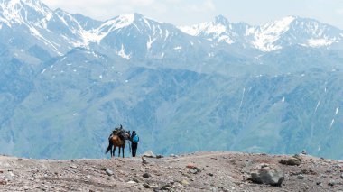 Kazbegi, Gürcistan - Gergeti Trinity Kilisesi 'nden Gergeti Buzulu' na kadar bir dağ yolunda. Kazbegi, Mtskheta-Mtianeti, Georgia 'da ünlü bir manzara..