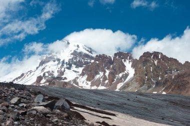 Kazbegi, Gürcistan - Gergeti Buzulu 'nda Kazbek Dağı (5047 metre). Kazbegi, Mtskheta-Mtianeti, Georgia 'da ünlü bir manzara..