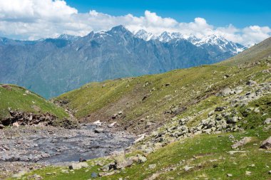 Kazbegi, Gürcistan - Gergeti Buzulu 'nda Kazbek Dağı (5047 metre). Kazbegi, Mtskheta-Mtianeti, Georgia 'da ünlü bir manzara..