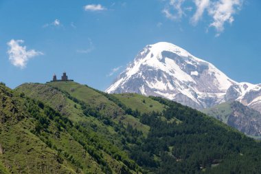 Kazbegi, Gürcistan - Gergeti Trinity Kilisesi 'nde Kazbek Dağı. Kazbegi, Mtskheta-Mtianeti, Georgia 'da ünlü bir manzara..