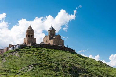 Kazbegi, Gürcistan - Kazbegi, Mtskheta-Mtianeti, Gürcistan 'daki Kazbegi Milli Parkı' ndaki Gergeti Trinity Kilisesi.