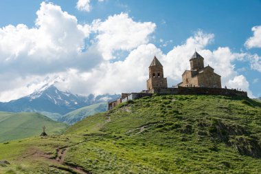Kazbegi, Gürcistan - Kazbegi, Mtskheta-Mtianeti, Gürcistan 'daki Kazbegi Milli Parkı' ndaki Gergeti Trinity Kilisesi.