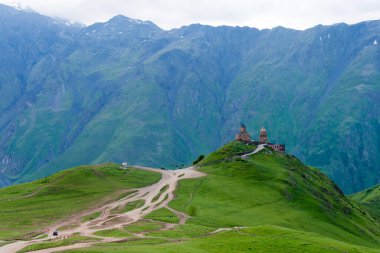 Kazbegi, Gürcistan - Kazbegi, Mtskheta-Mtianeti, Gürcistan 'daki Kazbegi Milli Parkı' ndaki Gergeti Trinity Kilisesi.