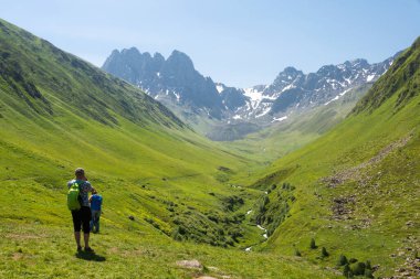 Kazbegi, Gürcistan - Kafkasya dağı yakınlarındaki Juta vadisi. Kazbegi, Mtskheta-Mtianeti, Georgia 'da ünlü bir manzara..